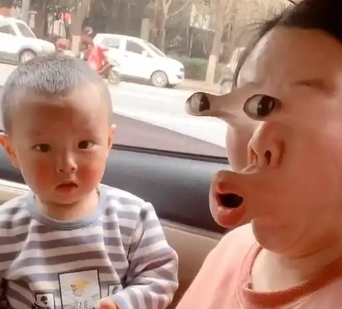 儿子嫌弃老妈表情太真实,网友笑翻小朋友,你是否有很多问号
