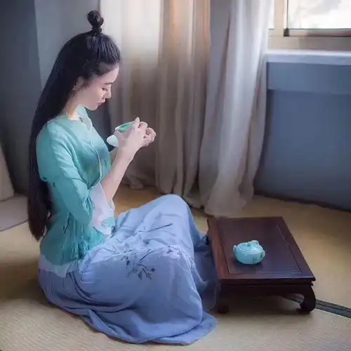 20多岁的女性适合带什么翡翠手镯
