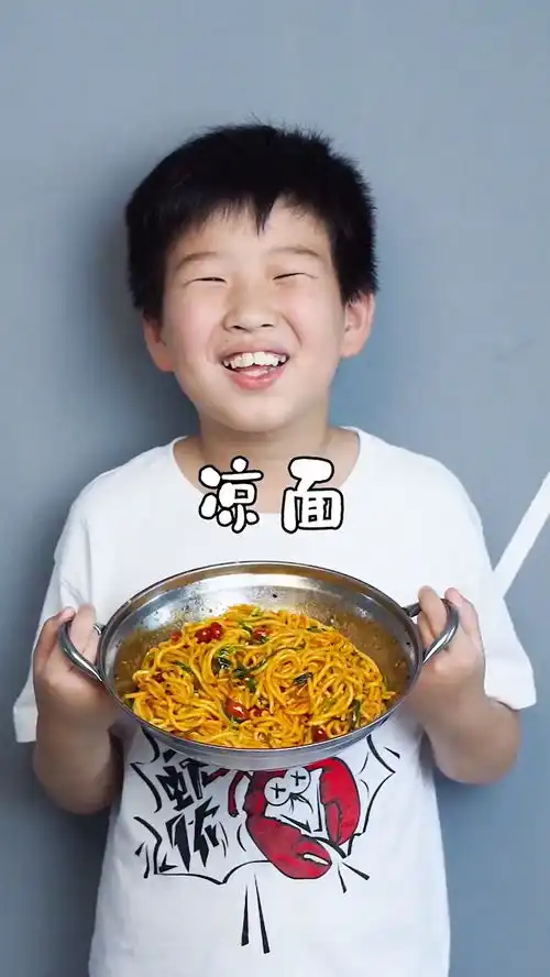大家好奇大宝为什么会做饭,大宝说生活所迫干饭人美食教程