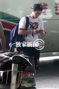组图蒋劲夫离京表情搞怪亲切与粉丝合影
