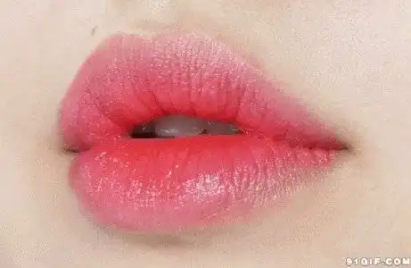 西安济众堂丨秋季嘴唇干千万别舔,小心变香肠嘴
