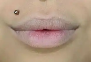 告别清纯,让坏女人唇妆诱惑你
