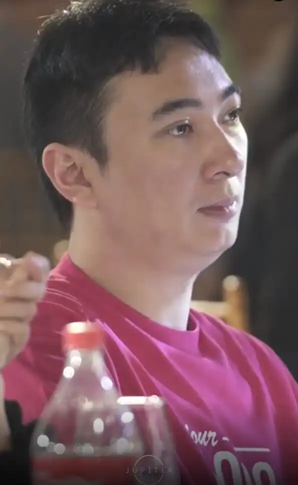 王思聪参加好友婚礼,表情严肃无笑容,不看新娘一眼只顾刷手机
