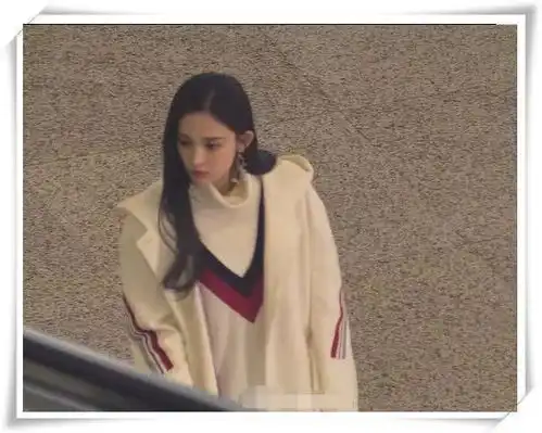 表情娜扎又惊艳了烂大街的毛衣穿出时髦感,抓拍图竟比精修图还好看表情
