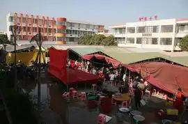 富豪在校园内办婚宴学校停课师生放假
