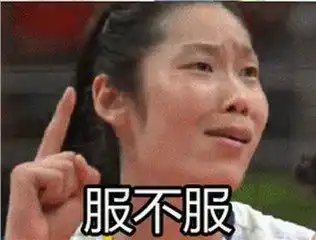 史上最牛操作男子嫌拖车运费高,竟开三轮车扛轿车
