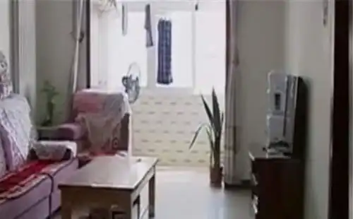 女子为户口与丈夫假离婚,谁料竟被丈夫扫地出门,财产被他全部夺走
