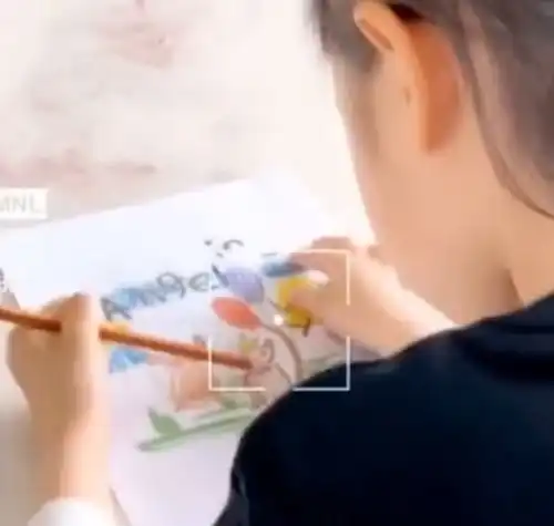 李小璐收到礼物后抱住女儿,看清甜馨表情,母女感情如何太显然
