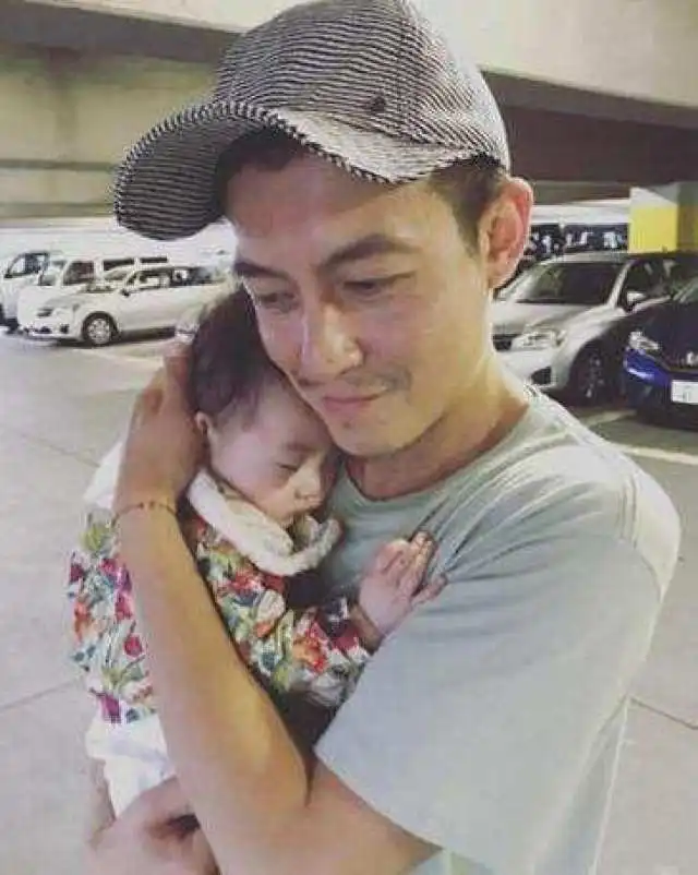小贝为女儿纹身,周杰伦给女儿写歌,连陈冠希也逃不过这个债主
