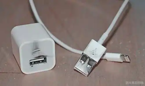 小迪提醒丨这5样正在损坏你的手机,看看中招没
