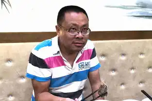 四川南充吃了个酸菜鸡,这哥子整出了个南充表情包
