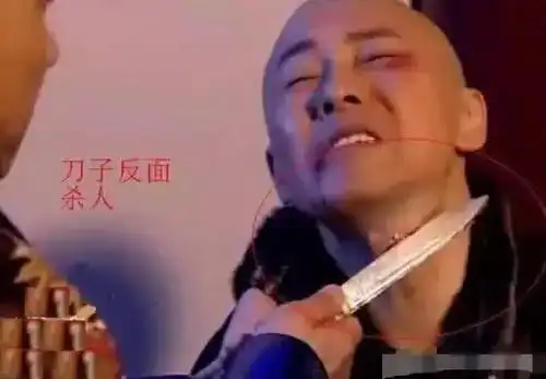 笑到胃痛的穿帮镜头,刀子反面杀人还是第一次见
