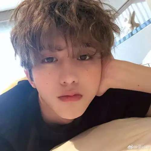 蔡徐坤景甜大撞脸令他魅力十足的竟是连泫雅都离不开的迷离眼妆
