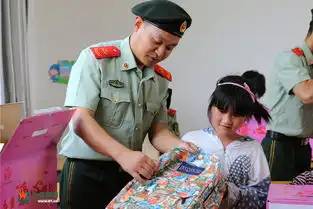 表情亮了兵哥哥给萌娃们到底送了啥礼物

