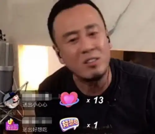 杨坤点评许嵩,唱歌时没什么表情,但词曲很有想法
