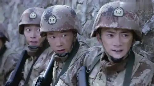 新兵们包围特种兵的营帐,要执行斩首行动,干掉他们的指挥官
