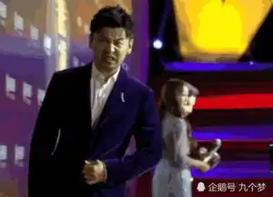 明星寒冬走红毯,雷佳音成表情包,赵韩樱子被冻晕,赵丽颖太机智
