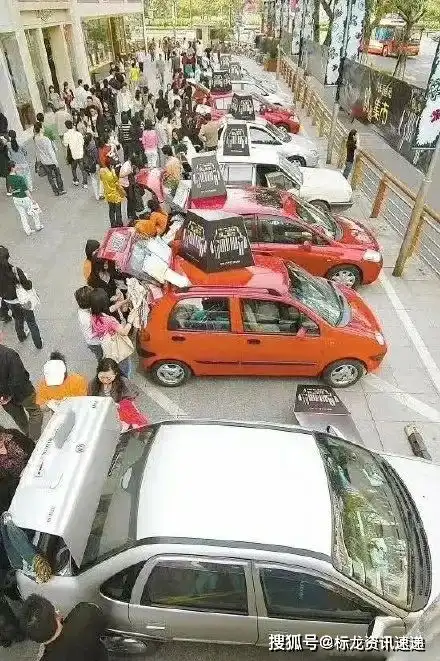 月入还没过万城管喊你摆地摊啦
