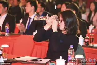 孙杨傅园慧参加颁奖典礼傅园慧再献表情包图
