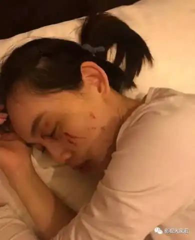 马蓉风波后王宝强首先,孤身一人无人伴,低头不语表情凝重
