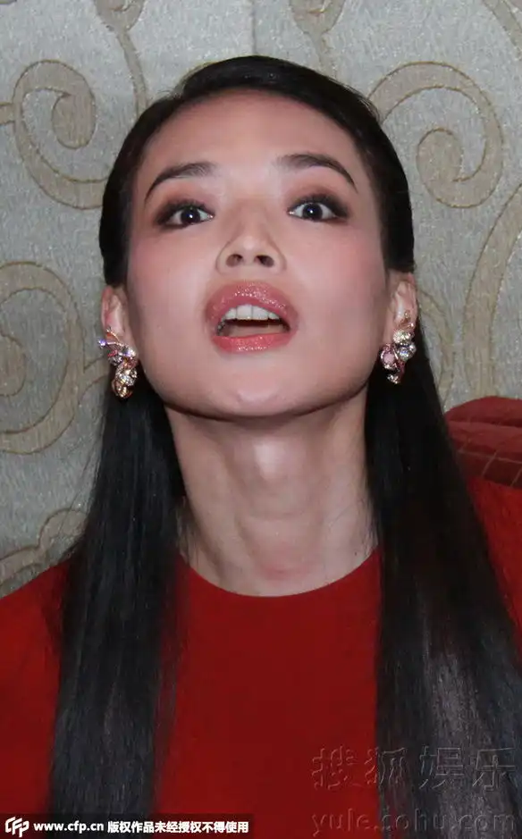 舒淇与女友人玩亲亲挤眉弄眼表情雷人
