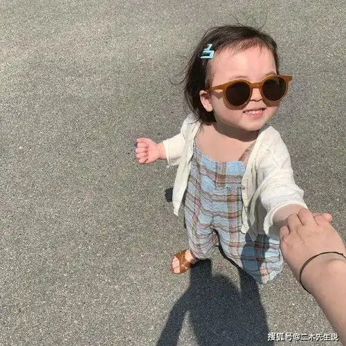 从丑娃逆袭成网红表情包,肉肉戏精小女孩一哭就萌化1亿网友
