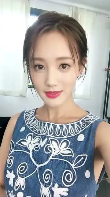 甜美系的神仙姐姐,一个笑容甜的心都化了,真的太好看了
