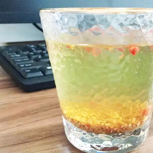 人到中年不由己,保温杯里泡枸杞
