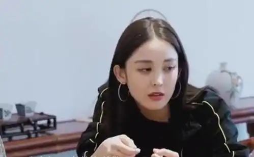 娜扎爱吃茶叶节目中自称一天吃50包,有谁注意到孙艺洲的表情
