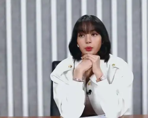 青3虞书欣出场时,节目组特意切镜头给lisa,表情耐人寻味
