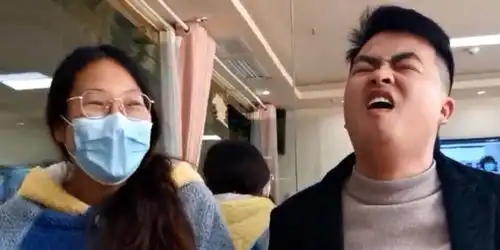 20名准爸爸体验模拟分娩疼成表情包生孩子不容易,老婆辛苦了
