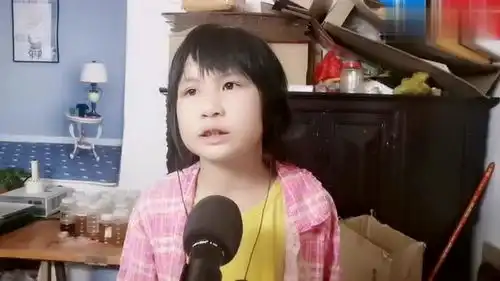 小妹说要表演唱一首很好听的歌,表情纯真又可爱,不知歌喝的怎样
