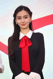 baby搞笑表情不断与井柏然借位亲昵欲吻
