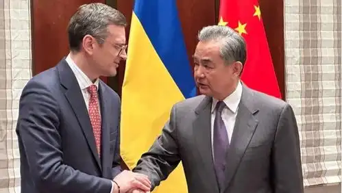兵败如山倒,尝到滋味的乌外长,再见到王毅,做出一个不寻常动作
