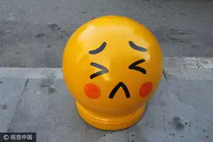 太萌拦车石变表情包民众拍照留念
