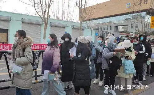 考研路上的陪考家长收藏加油表情包,靠朋友圈了解孩子近况
