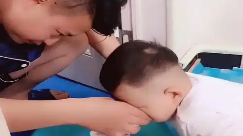宝爸教小宝宝刷牙,没想到宝宝直接把水喝进去了,最后的表情太逗了
