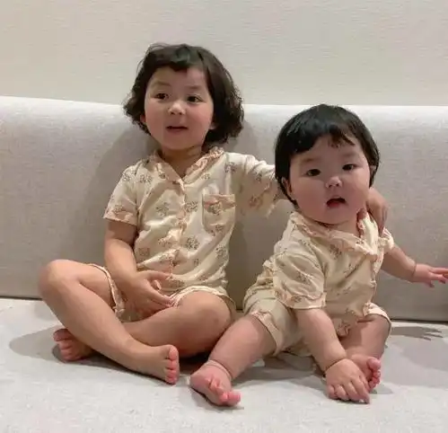 微信表情包女孩长大了这次她带着妹妹一起圈了41w粉