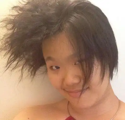 毕福剑19岁女儿近照曝光杀马特发型抢镜
