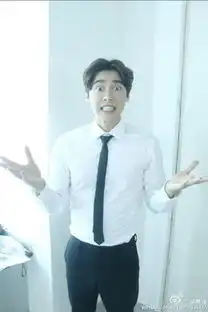 李易峰庆祝微博粉丝破两千万摆搞笑姿势拍照
