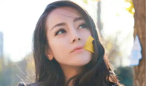迪丽热巴发文为杨幂庆生,用错表情包引争议,随后她发文又回应
