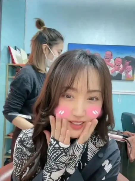 50岁杨钰莹晒近照,发量浓密状态好,嘟嘴卖萌少女感十足
