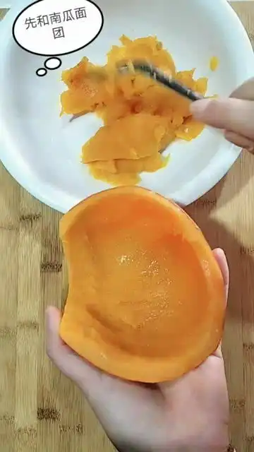 表情包小馒头准备方法,先把需要的面团都准备好,然后就可以做了
