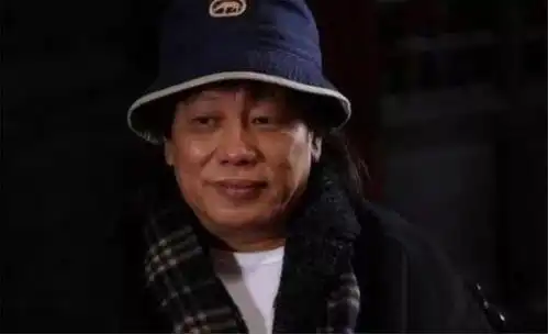 曾是香港功夫巨星,46岁娶26岁东北娇妻,如今71岁仍活跃在演艺圈
