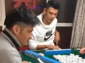 球员过年打麻将,曾诚动作娴熟霸气侧漏,自家产品抢镜了
