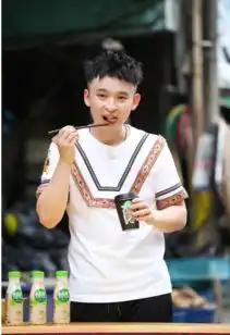 高能少年团董子健为什么能把辣椒汁喝掉
