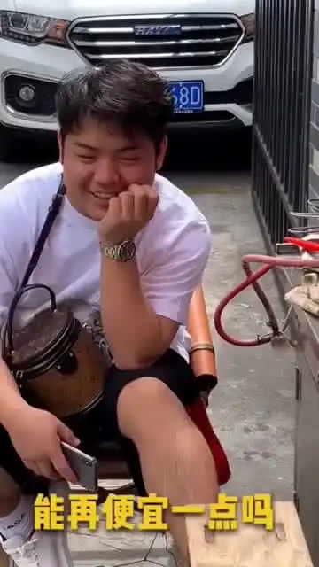爷爷醒来多了一个吃货儿媳妇,小伙子有了这个包包就不用摆摊了
