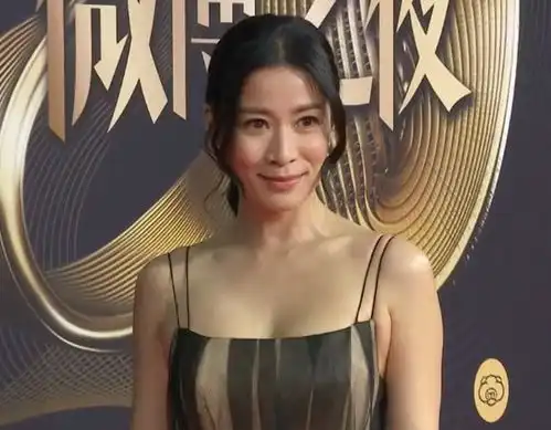 微博之夜红毯女星未修图秦岚白到发光脸略僵,周冬雨冻得颤抖说话哆嗦

