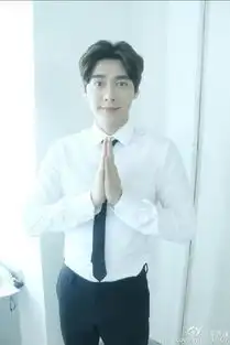 李易峰庆2000万粉丝晒连拍表情搞怪卖萌
