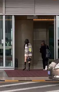 杨幂现身机场穿搭很有学生气,笑眯了眼表情可爱生图腿超细
